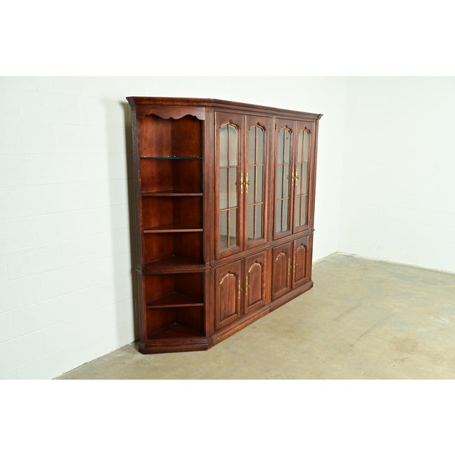 1980s Thomasville Georgian Carved Cherry Wood Lighted Breakfront Bookcase or Display Cabinet For Sale - Image 5 of 13