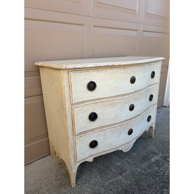 Swedish Gustavian Serpentine Painted Chest of Drawers For Sale In South Bend - Image 6 of 15