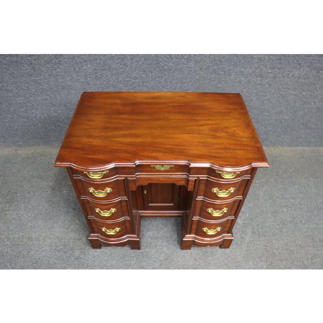 Chippendale Henkel Harris Thomas Jefferson Monticello Mahogany Blockfront Kneehole Desk For Sale - Image 3 of 16