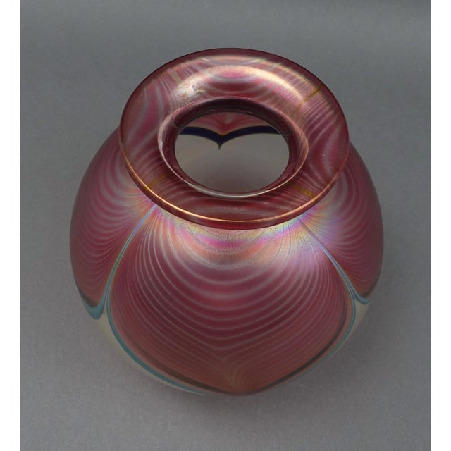 Stuart Abelman 1984 Signed Iridescent Pulled Feather Studio Art Glass Vase For Sale In Miami - Image 6 of 9