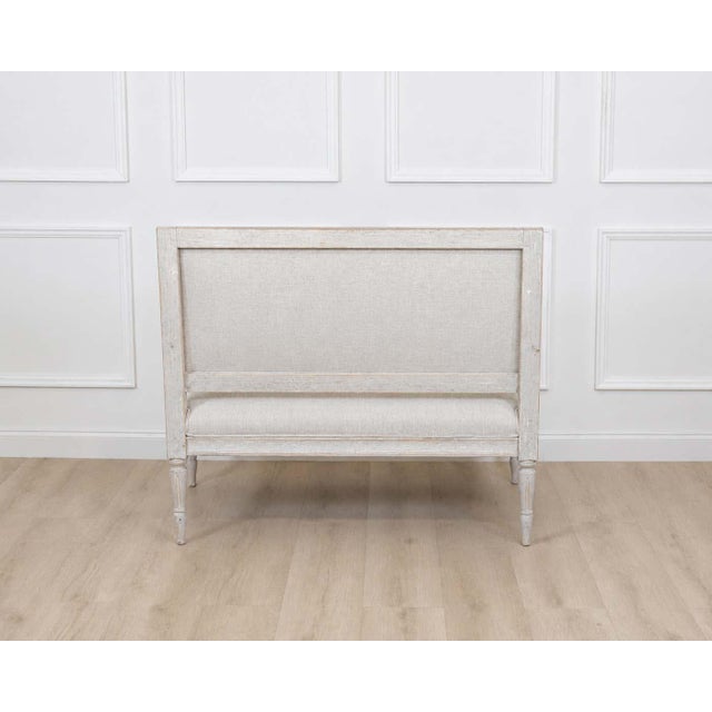 1900 - 1909 Gustavian Style Settee in Linen, circa 1900 For Sale - Image 5 of 5