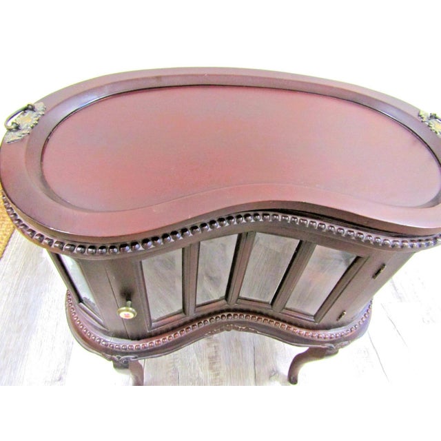 1930s 1930's Queen Anne Mahogany Kidney Shaped Beveled Glass Tray Top Drink Cabinet For Sale - Image 5 of 18