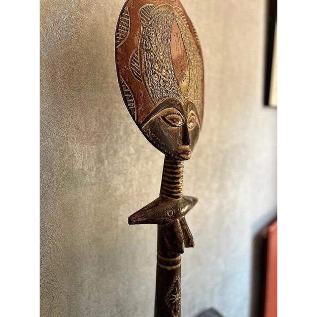Large Ashanti Akuaba Fertility Doll Traditional Ghanaian Sculpture in Wood, 1920s For Sale - Image 4 of 6