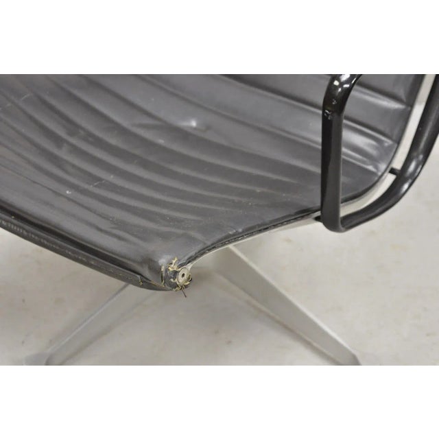 Late 20th Century Vintage Herman Miller Charles and Ray Eames Design Swivel Aluminum Group Chair For Sale In Philadelphia - Image 6 of 11
