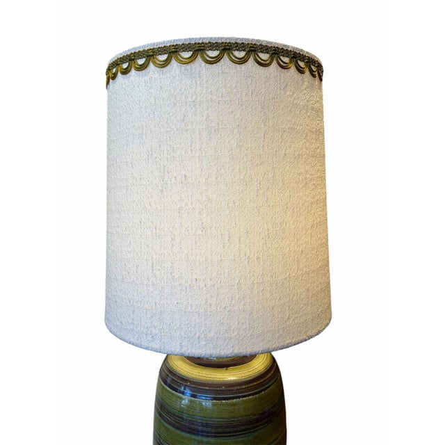 Bring a warm, retro vibe to your space with this stunning Mid-Century Modern ceramic table lamp from the 1960s–1970s era....