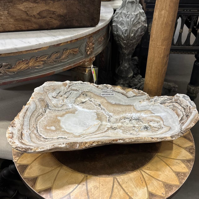 A spectacular wide-cut square onyx bowl with natural live edges. This bowl would make a beautiful addition to a coffee...