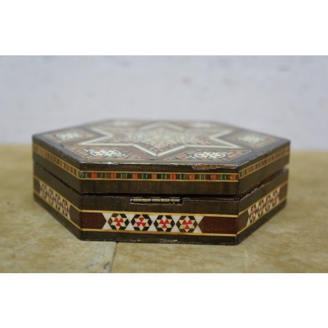 2 VTG Hexagonal Marquetry Mop Mosaic Inlaid Wooden Jewelry Trinket Boxes Pair For Sale - Image 12 of 18