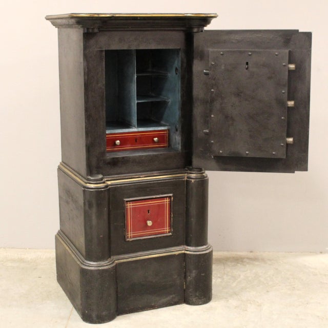 Safe Made of iron and wood with polychrome decorations - original working lock with one key and a 4-digit combination Late...