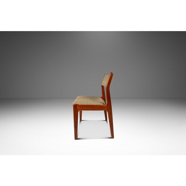 1970s Danish Mid-Century Modern Dining / Desk Chair in Solid Teak & Original Oatmeal Fabric Attributed to Scandinavia Woodworks Co., C. 1970's For Sale - Image 5 of 18