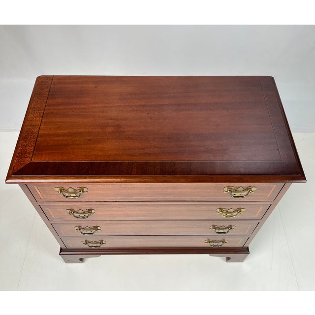 Late 20th Century Vintage White Furniture Co. Chippendale Style Inlaid Mahogany 4-Drawer Nightstand / Bachelor Chest For Sale - Image 5 of 17
