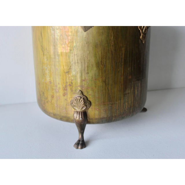 Extra Large English Style Brass Hammered Paw Footed Planter With Ornate Handles Vintage Mid Century For Sale In Miami - Image 6 of 18