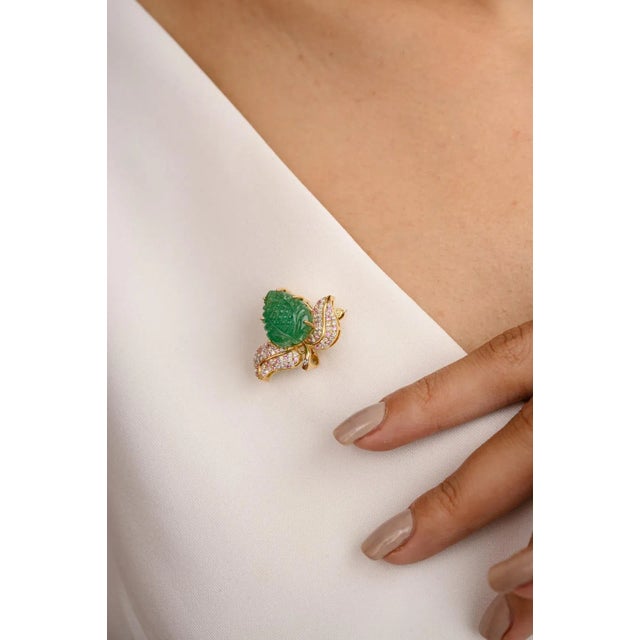 Carved 8.88ctw Emerald Diamond Strawberry Brooch Pin Pendant in 18k Gold For Sale In New York - Image 6 of 12