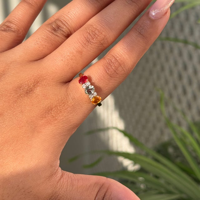 1.53 Carat Multi-Sapphire & Diamond Three-Stone Vintage 14k Gold Ring Size 6 For Sale In New York - Image 6 of 17