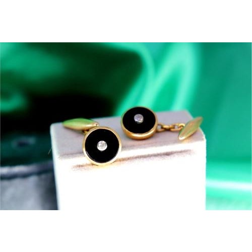 Oval-shaped gold cufflinks with zirconias in the center. Metal: Gold. Origin: Portuguese. Brand: Dragão. Weight: 7.54...
