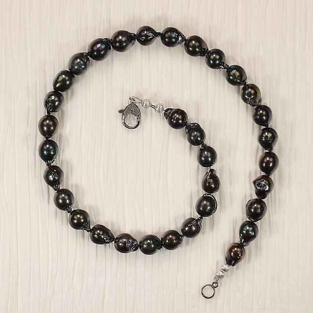 2020s 18 Inch Gorgeous Green/Black Iridescent Pearl Necklace For Sale - Image 5 of 6