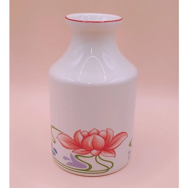 This is a bud vase in the Florida pattern from Villeroy & Boch, made in Luxembourg. It is is excellent condition as shown....