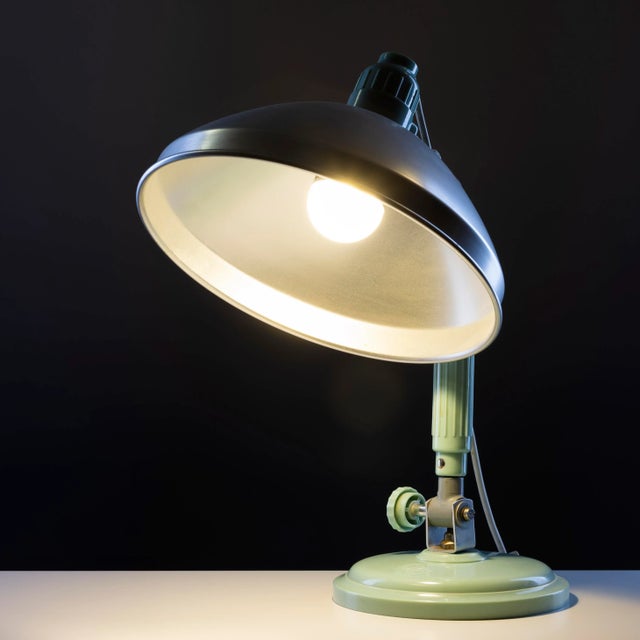 This multi-adjustable table lamp from junolux was used as a medical radiation lamp a good 80 years ago. Thanks to the e27...