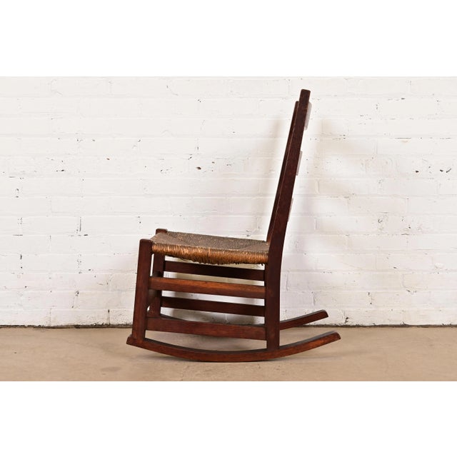 Gustav Stickley Antique Mission Oak Arts & Crafts Ladder Back Rocking Chair With Rush Seat, Circa 1910 For Sale - Image 9 of 12