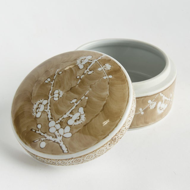 Kenneth Ludwig Chicago Province Empress Rd Lidded Catchll Box Sm For Sale - Image 4 of 6