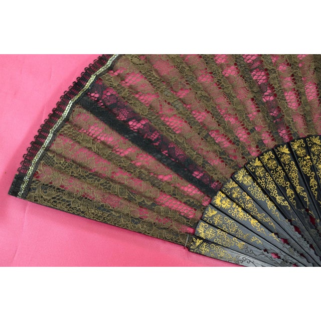 Old fan in black lace, wooden strands, and a pearl. 19th century. Dimensions of the fan alone: ​​17.72 X 9.84 in (and...