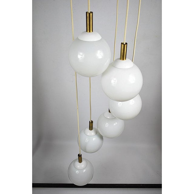White Cascade Lamp, 1970s, in Good conditions. Designed 1970 to 1979 Up to 250V (Europe/UK Standard).The wiring of this...