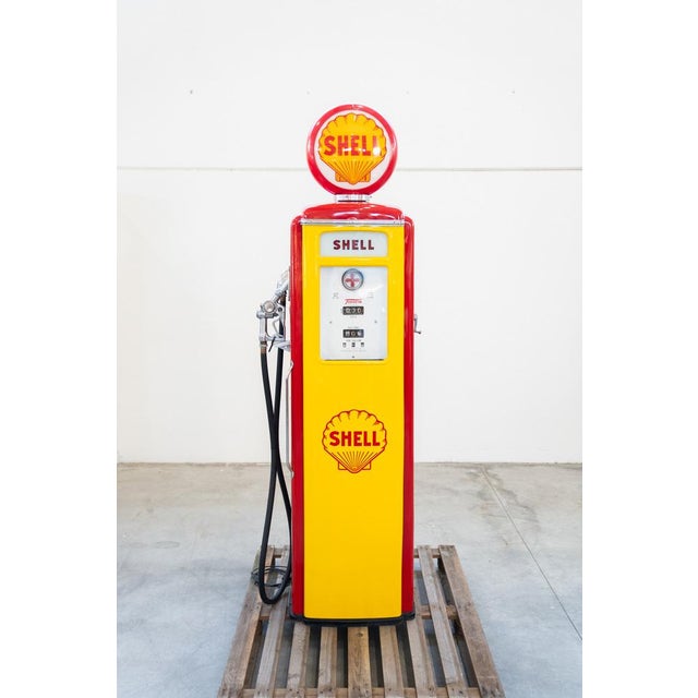 The round cover on the top shell lights up