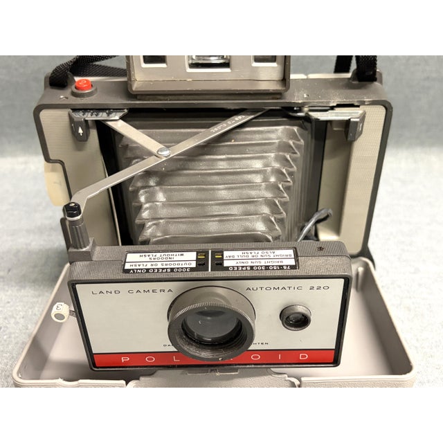 Black Vintage 1960s Polaroid Land Camera – Model #220 For Sale - Image 8 of 9