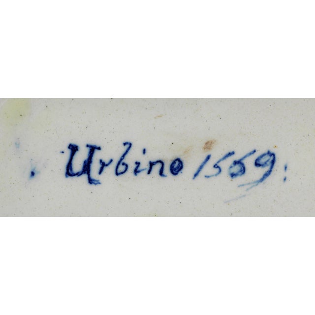 Istoriato Style Urbino Majolica Plate with Eteocle and Polinice For Sale - Image 6 of 7