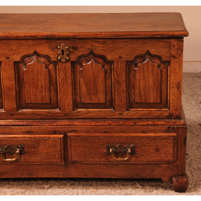 Small 18th Century English Chest in Oak For Sale - Image 4 of 16