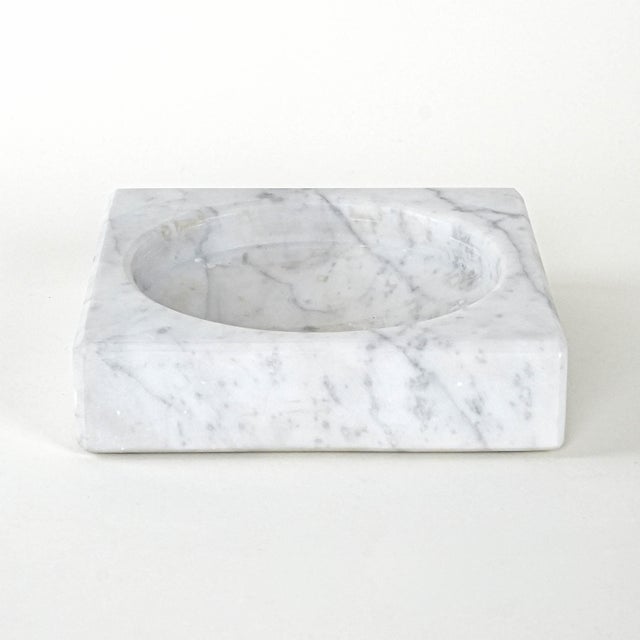 The stand was made in the 1970s, Italian production. A square bowl made of white marble with natural grey veining. The...