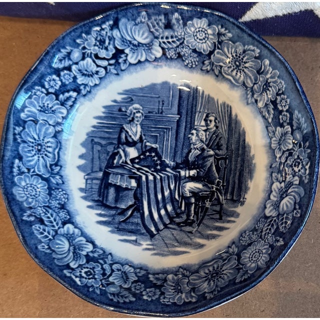 1970s Pair of Vintage Liberty Blue Betsy Ross Bowls – Historic Colonial Scenes Transferware, Made in England - a Pair For Sale - Image 5 of 7