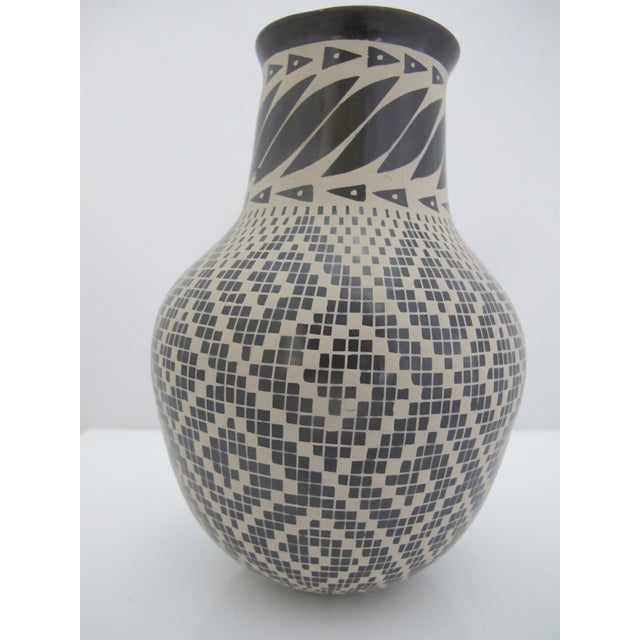 Native American Mata Ortiz Martha Martinez d'Guiz Geometric Maze Pottery Vase For Sale - Image 3 of 11
