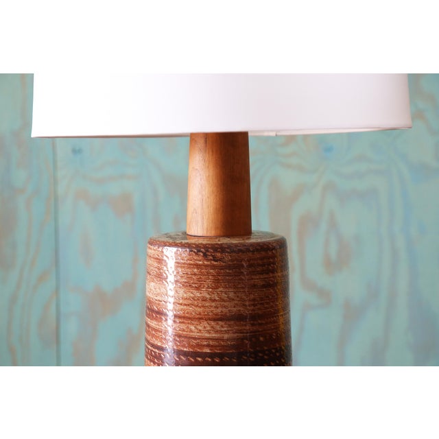 1960s 1960s Gordon and Jane Martz 170 Lamp Pair for Marshall Studios Maroon Sgraffito Thick Neck - a Pair For Sale - Image 5 of 12