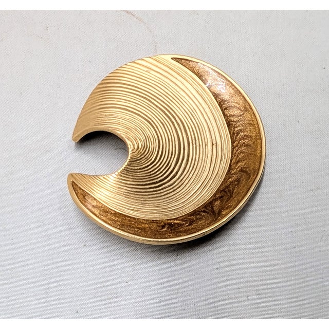 American Vintage 1986 Signed Trifari Goldtone & Brown Enamel Brooch For Sale - Image 3 of 7