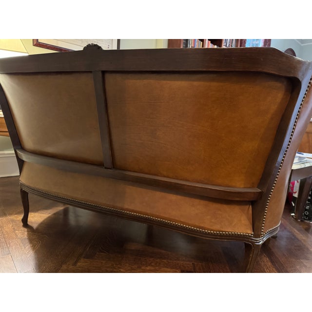 1940s French Louis XV-Style Leather Loveseat With Pair of Bergère Chairs – Hand-Finished Brown Leather For Sale - Image 4 of 8