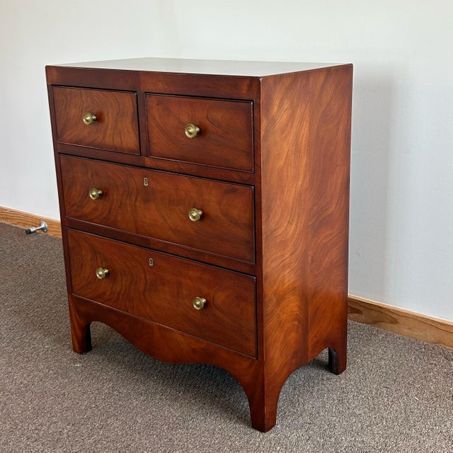 Hepplewhite 1990s Wright Table Co. Flamed Mahogany Bachelor’s Chest For Sale - Image 3 of 11