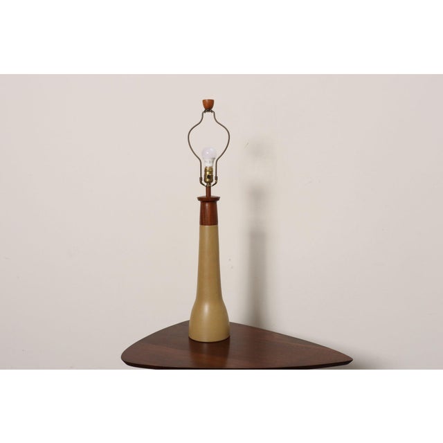 1950s Vintage Gordon and Jane Martz Ochre Stoneware and Walnut Table Lamp With Finial For Sale - Image 5 of 14