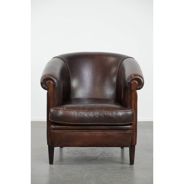 We are offering this stylish and characterful dark brown vintage club chair in English style, made of sheepskin leather...