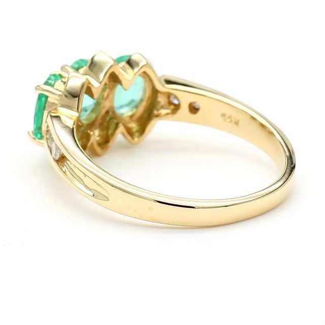 2020s 1.80 Carat Oval Emerald 3 Stone Ring in 14k Gold, Size 7 For Sale - Image 5 of 11
