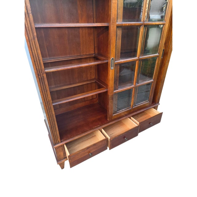 Brown 1990s Ethan Allen Townhouse Sliding Door China Cabinet Display Curio Bookcase Hutch For Sale - Image 8 of 18