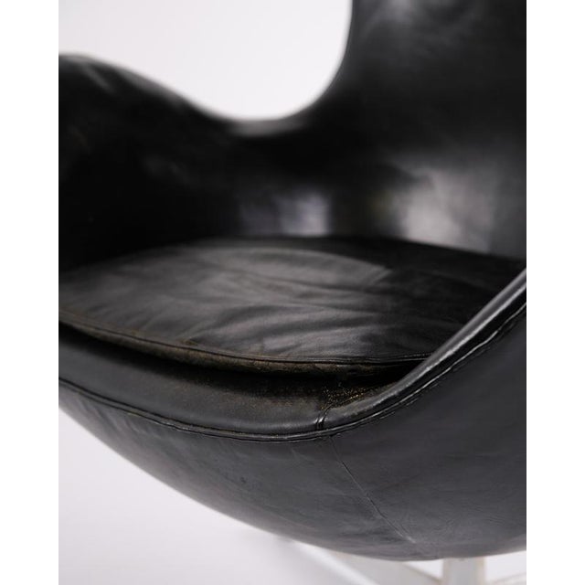Black Egg Chair in Black Leather by Arne Jacobsen for Fritz Hansen, 1950s For Sale - Image 8 of 15