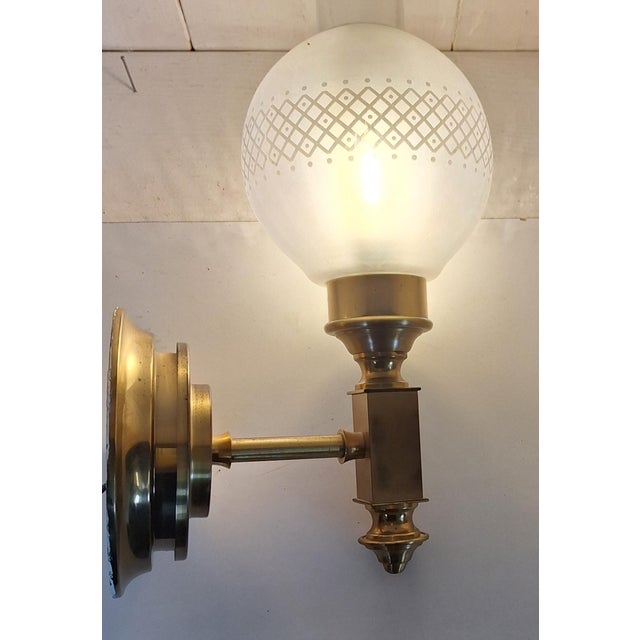 1970s Vintage Wall Lamp with Brass Frame and Patterned Glass Shade, 1970s For Sale - Image 5 of 8