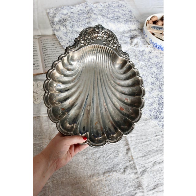 A breath of the seaside blown into the silverware. This large shell-shaped platter combines majesty and poetry, ideal for...
