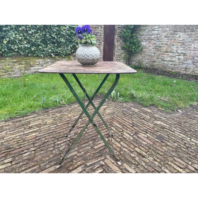 A stunning bistro table from the 1920s in France. This very compact table has a lovely atmosphere. Super convenient...