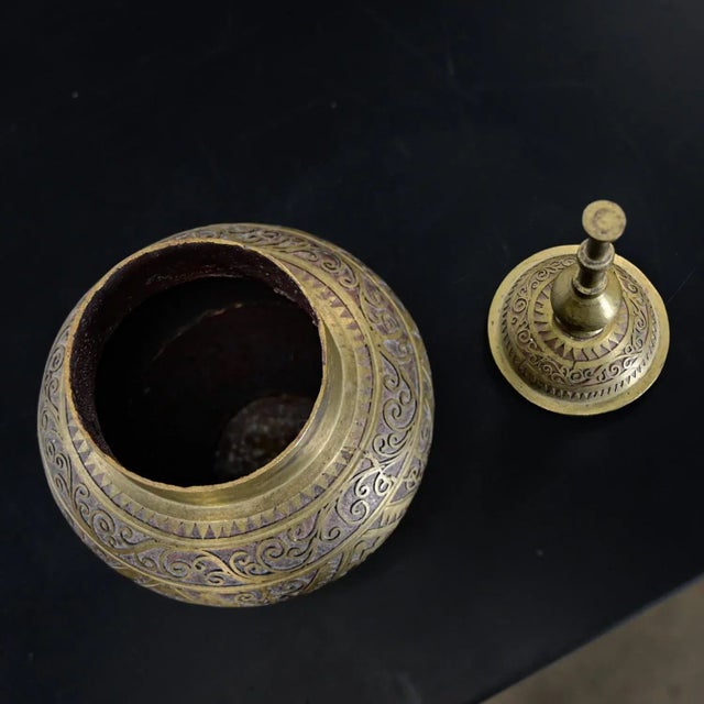 20Th Century Asian Islamic Philippine Wedding Vessel or Gador or Mindanao Maranao Cast Brass Urn For Sale - Image 10 of 12