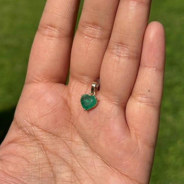 14k Yellow Gold 1.45 Carat Heart-Shaped Emerald Solitaire Pendant Charm for Her For Sale - Image 9 of 14