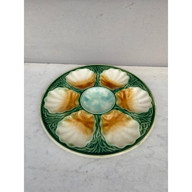 French Majolica oyster plate with seaweeds Salins (East of France) circa 1890.