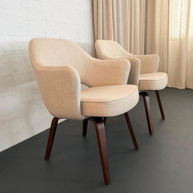Mid-Century Modern 1960s Pair of Eero Saarinen for Knoll Wood Executive Armchairs in Cream Tweed For Sale - Image 3 of 10