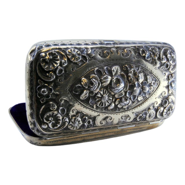 Cigar Case in Gilded Silver with Floral Reliefs, Guilloche Back with Asymmetrical Designs and Velvety Interior For Sale
