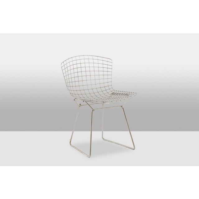 Harry Bertoia for Knoll. Set of 5 chrome-plated steel chairs. American design from the 1970s. Design piece. This piece is...